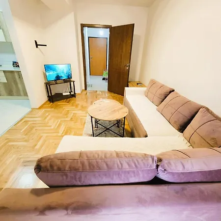 Cozy Near The Park -late Check In Available-