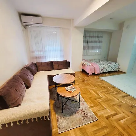 Cozy Near The Park -late Check In Available- *