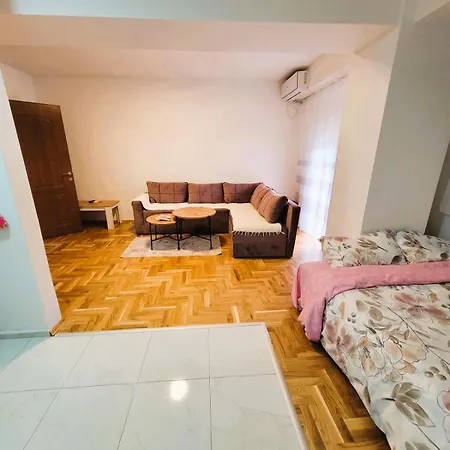 Cozy Near The Park -late Check In Available-