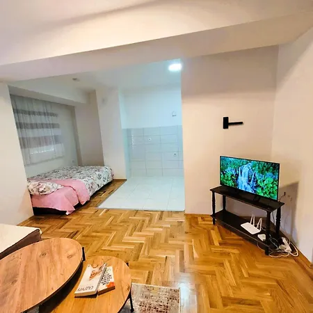 Cozy Near The Park -late Check In Available- *